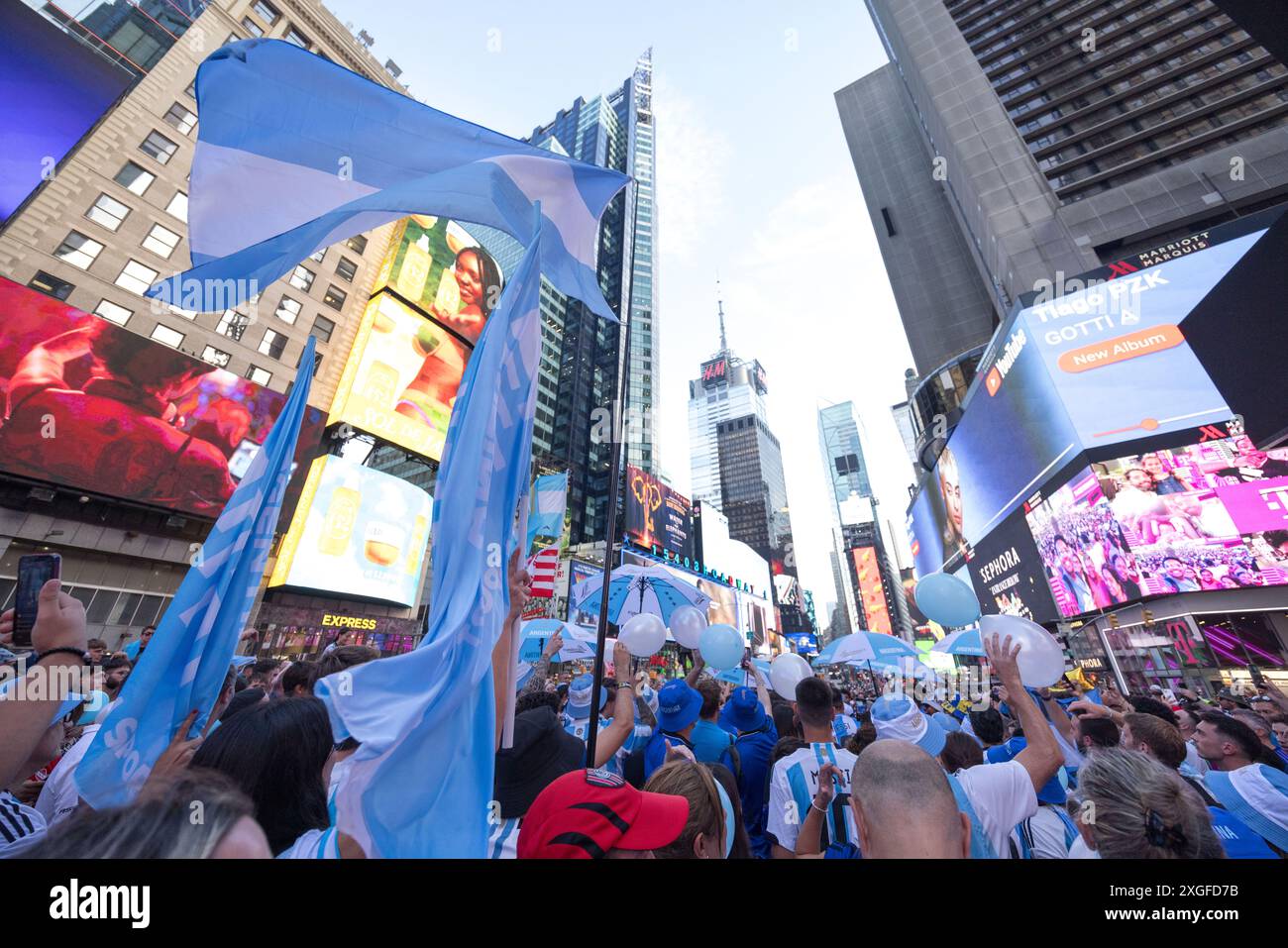 Les supporters argentins se réjouissent alors qu'ils se rassemblent à Times Square, New York, le 8 juillet 2024, à la veille du match de demi-finale du tournoi CONMEBOL Copa America 2024 entre l'Argentine et le Canada. Crédit : Brazil photo Press/Alamy Live News Banque D'Images
