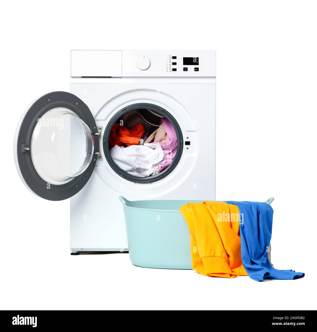 Lave-linge blanc à chargement frontal avec porte ouverte et blanchisserie Banque D'Images