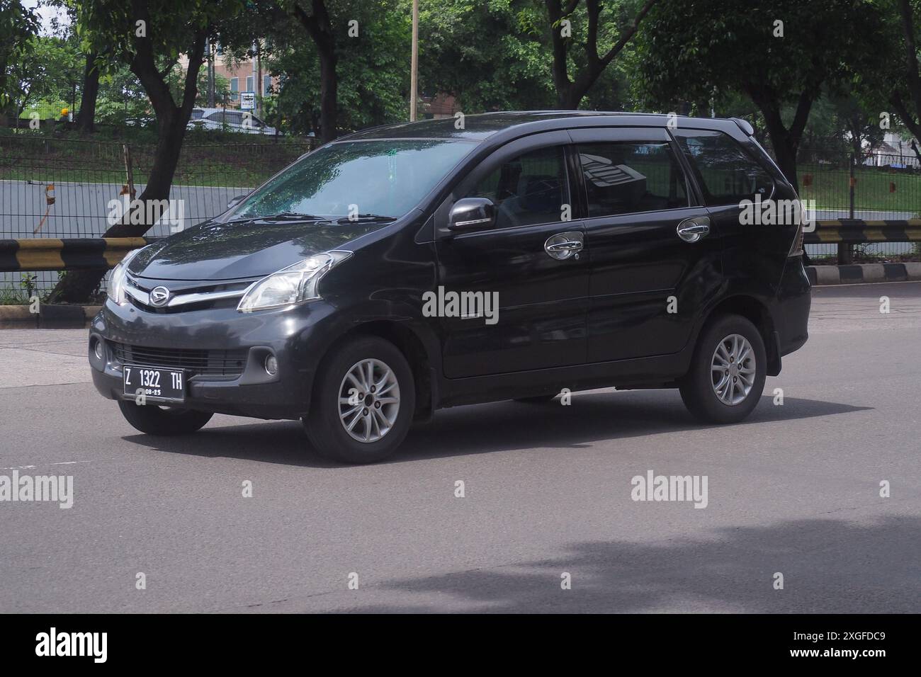 MPV ToyotaAvanza, dans une route, à l'entreprise et au commerce distric TB Simatupang Street, Jakarta, Indonésie Banque D'Images
