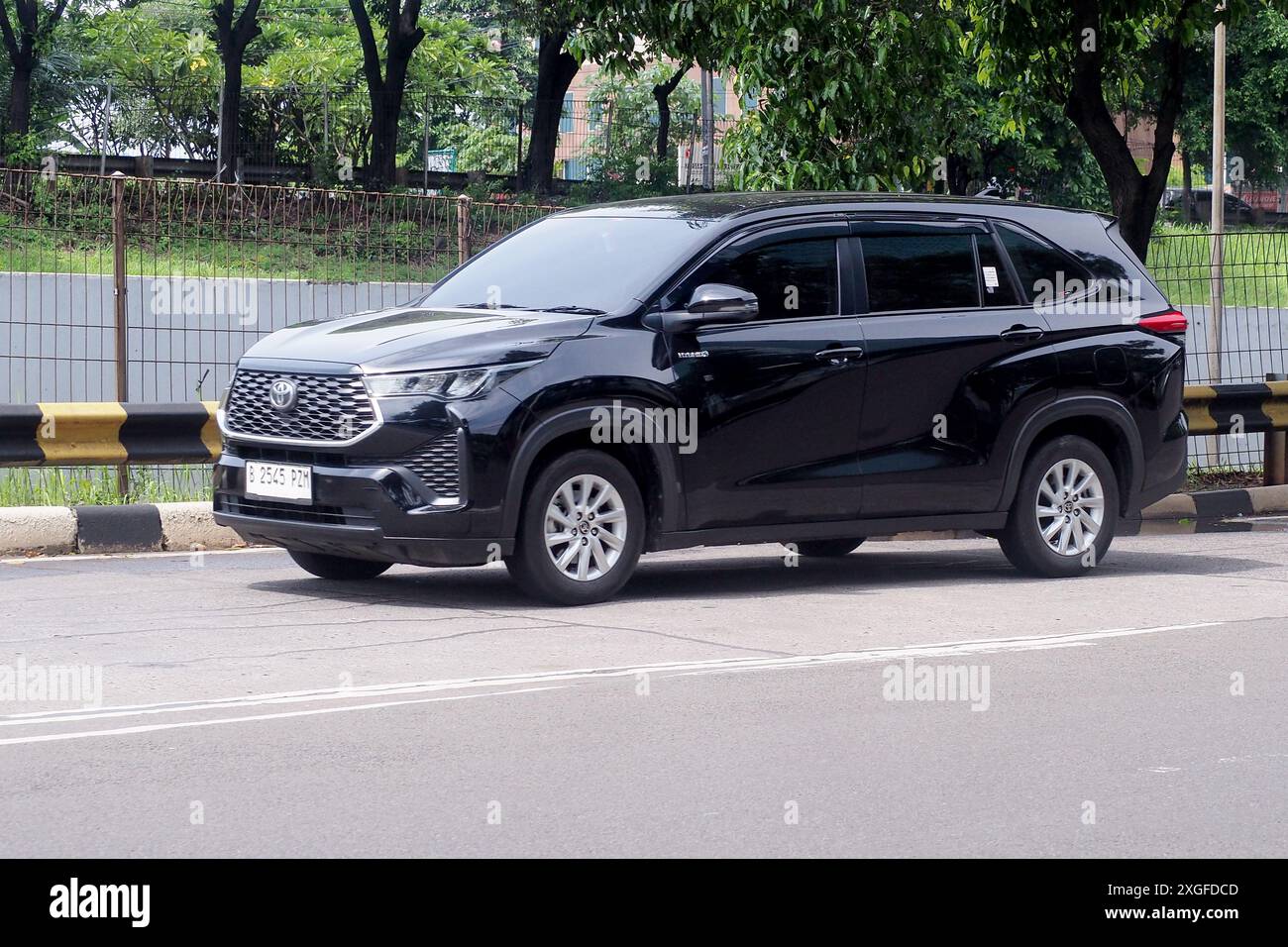 Couleur noire MPV Toyota Avanza Veloz dans une route, à l'entreprise et le commerce distric TB Simatupang Street, Jakarta, Indonésie Banque D'Images