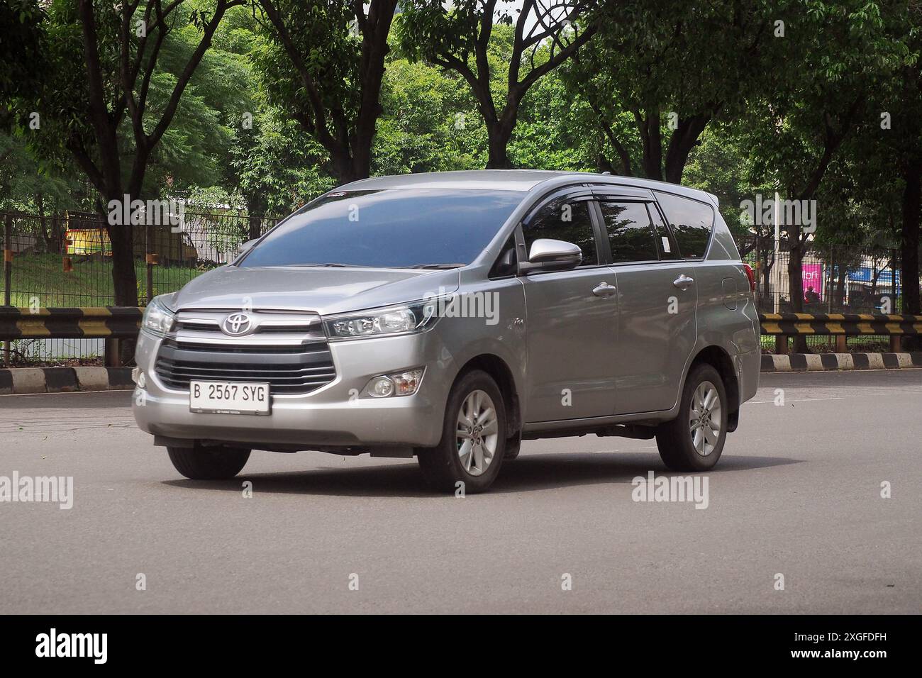 MPV Toyota Kijang Innova, dans une route, à l'entreprise et le commerce distric TB Simatupang Street, Jakarta, Indonésie Banque D'Images