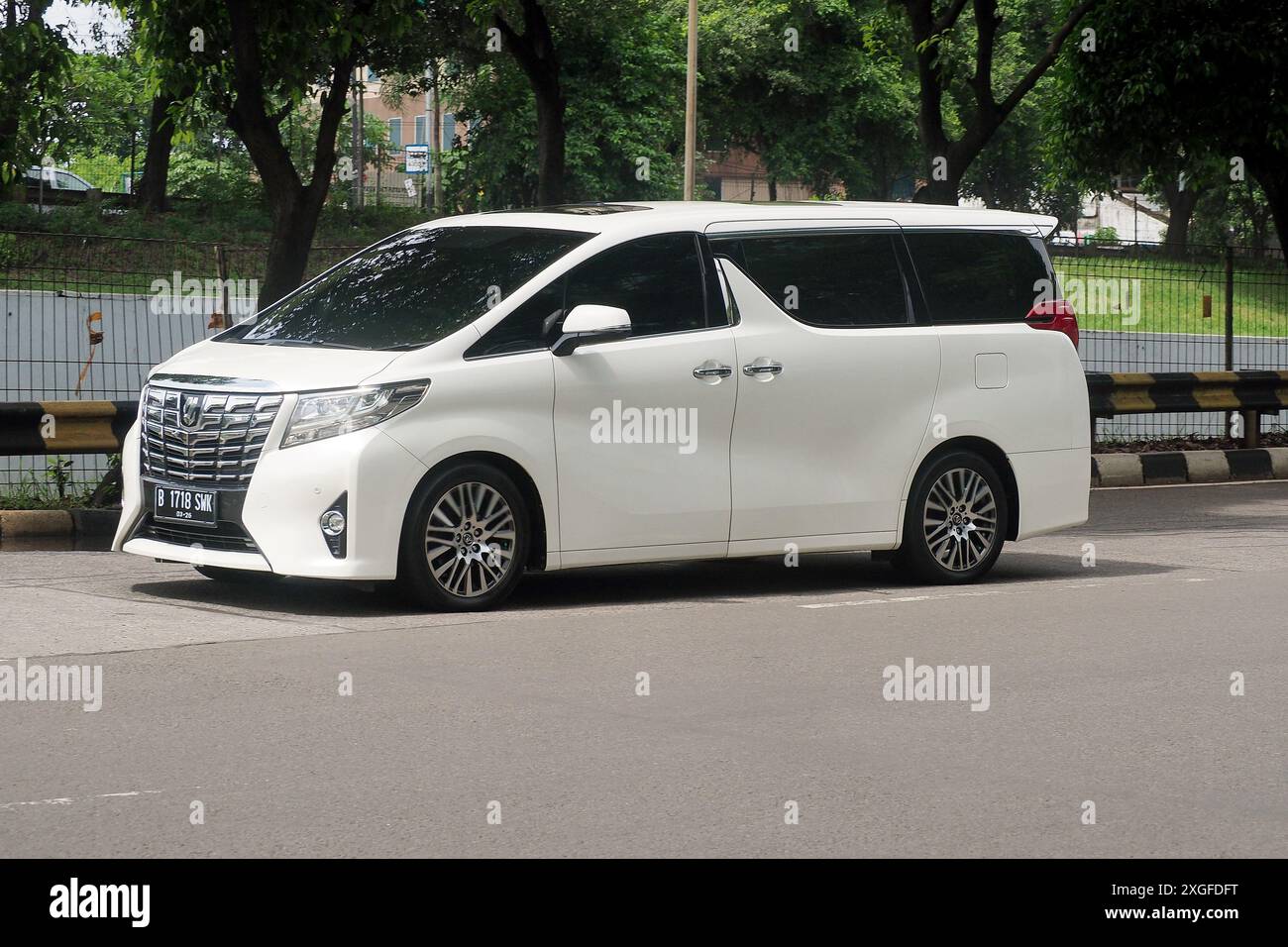 Monospace de luxe, blanc Toyota Alphard dans une route, à l'entreprise et commercial distric TB Simatupang Banque D'Images