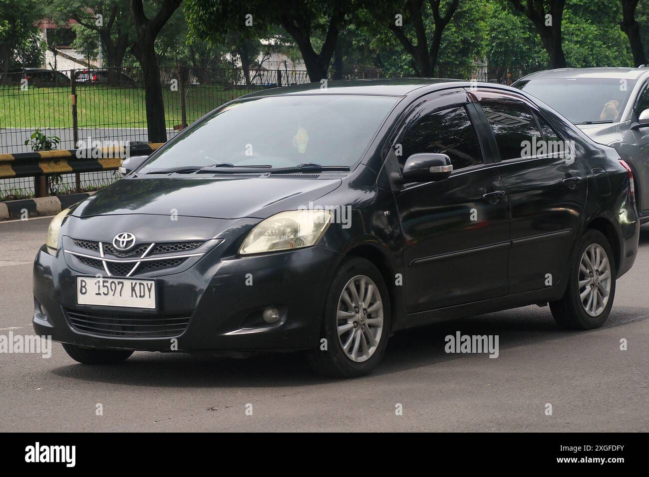 Berline de luxe, noir Toyota Altis dans une route, à l'entreprise et commercial distric TB Simatupang Banque D'Images