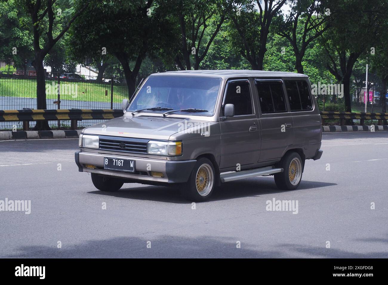Classique et légende MPV Toyota Kijang 1995, dans une route, au commerce et distric TB Simatupang Street, Jakarta, Indonésie Banque D'Images