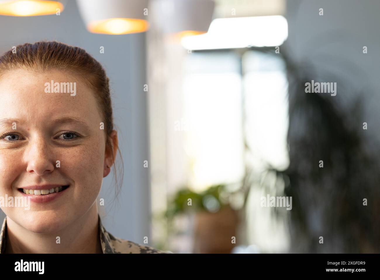 Femme souriante dans la clinique médicale, se concentrant sur le travail et profiter de l'environnement, copier l'espace Banque D'Images
