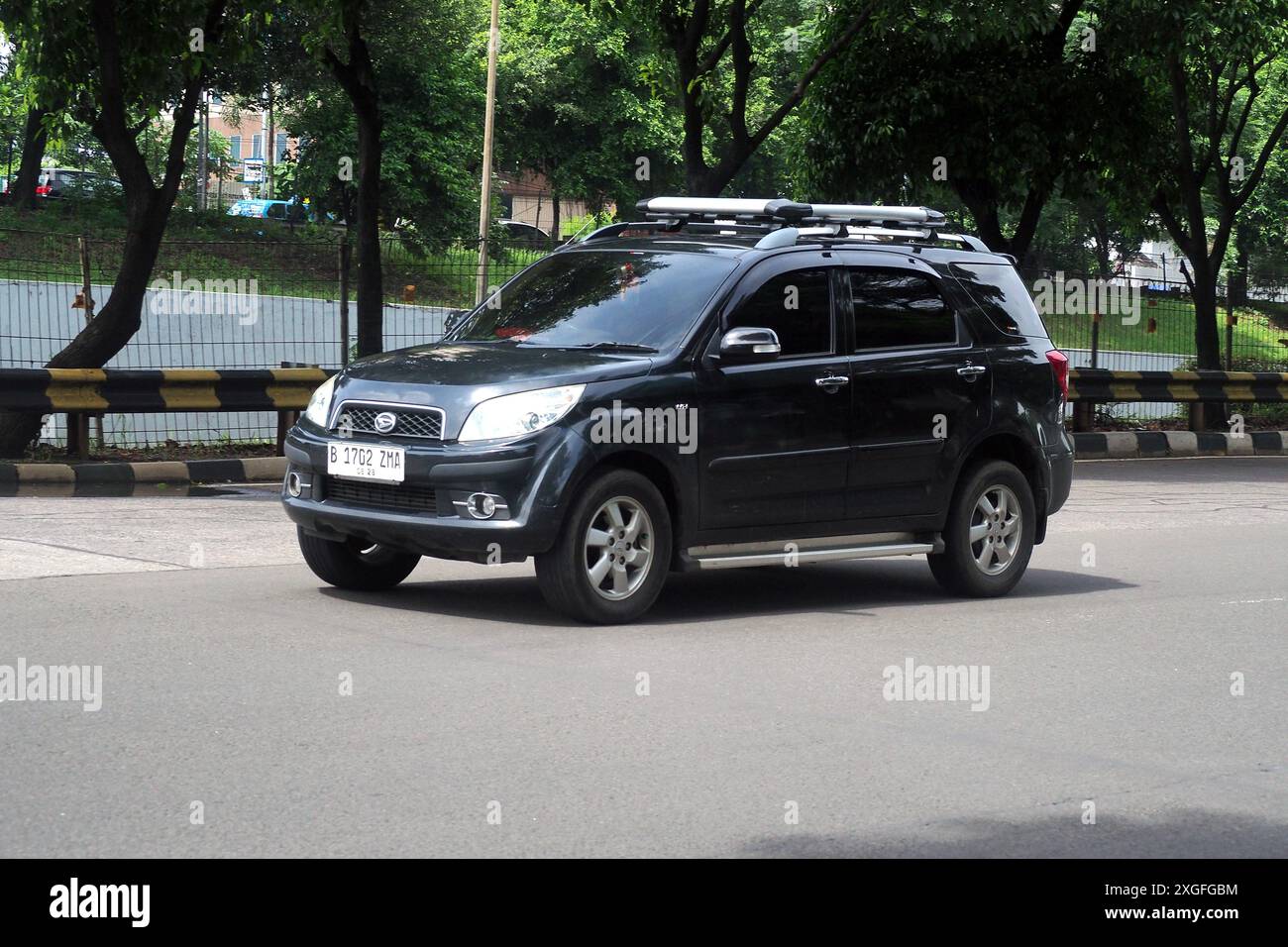 Voiture SUV noire, Toyota Rush 1,5, conduire dans la rue TB Simatupang, Jakarta, indonésie Banque D'Images
