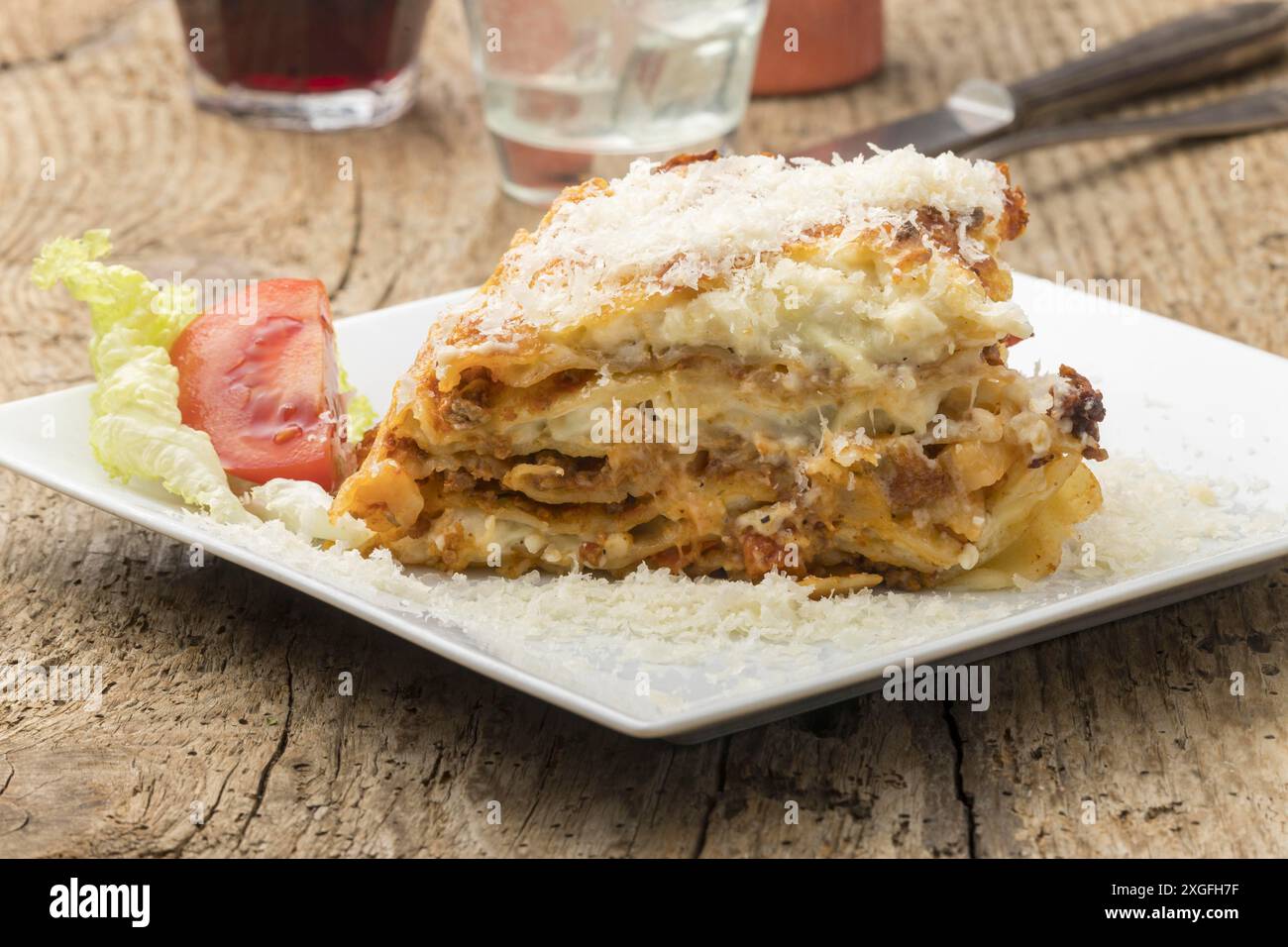 Portion de lasagnes sur une assiette blanche Banque D'Images