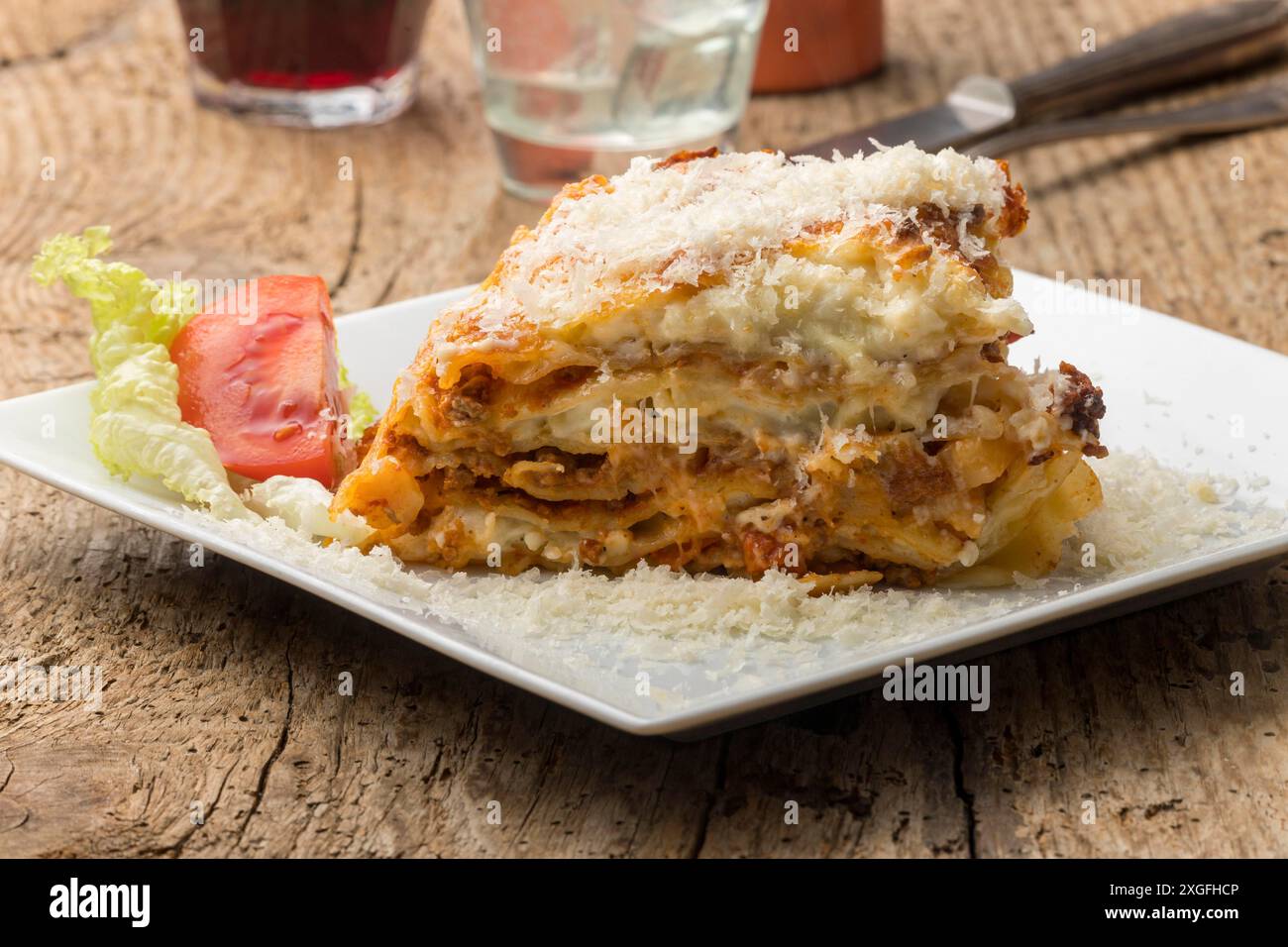 Portion de lasagnes sur une assiette blanche Banque D'Images