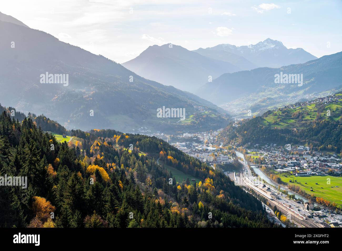 Vue de Landeck dans le Tyrol et la vallée d'Inntal, Tyrol, Autriche Banque D'Images