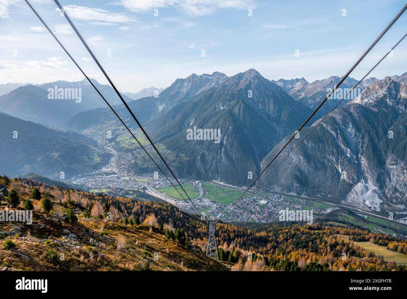 Vue de Landeck dans le Tyrol et la vallée de l'Inntal depuis le chemin de fer de montagne Venet, Tyrol, Autriche Banque D'Images