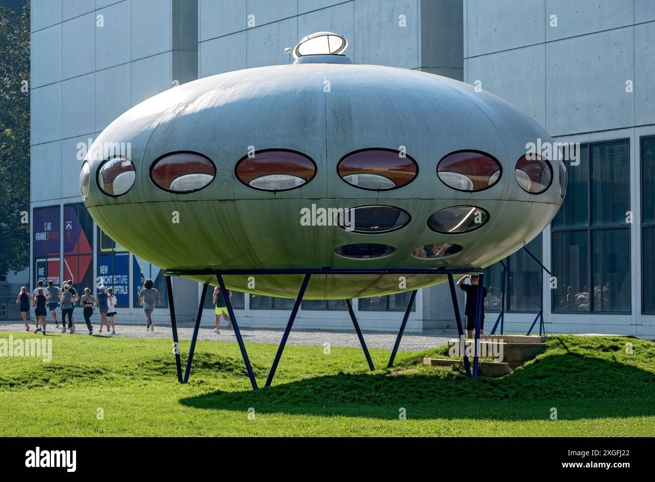Futuro, Futuro House, maison ronde en plastique par Matti Suuronen, futuriste fonctionnel, OVNI, personnes en cours d'exercice tôt le matin, prairie Banque D'Images