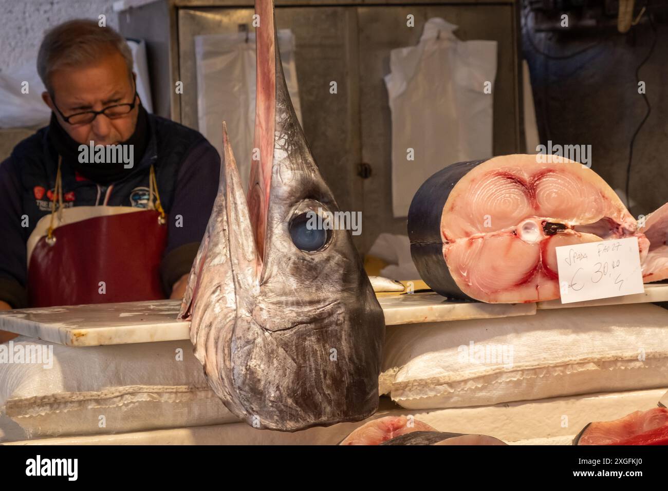 Espadon frais sur le marché aux poissons de Catane, Italie Banque D'Images