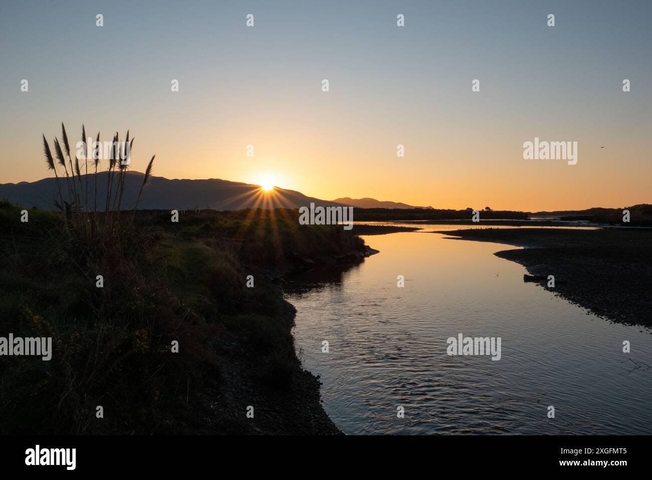 Rivière Waikanae au coucher du soleil avec l'île de Kapiti en arrière-plan, Nouvelle-Zélande Banque D'Images