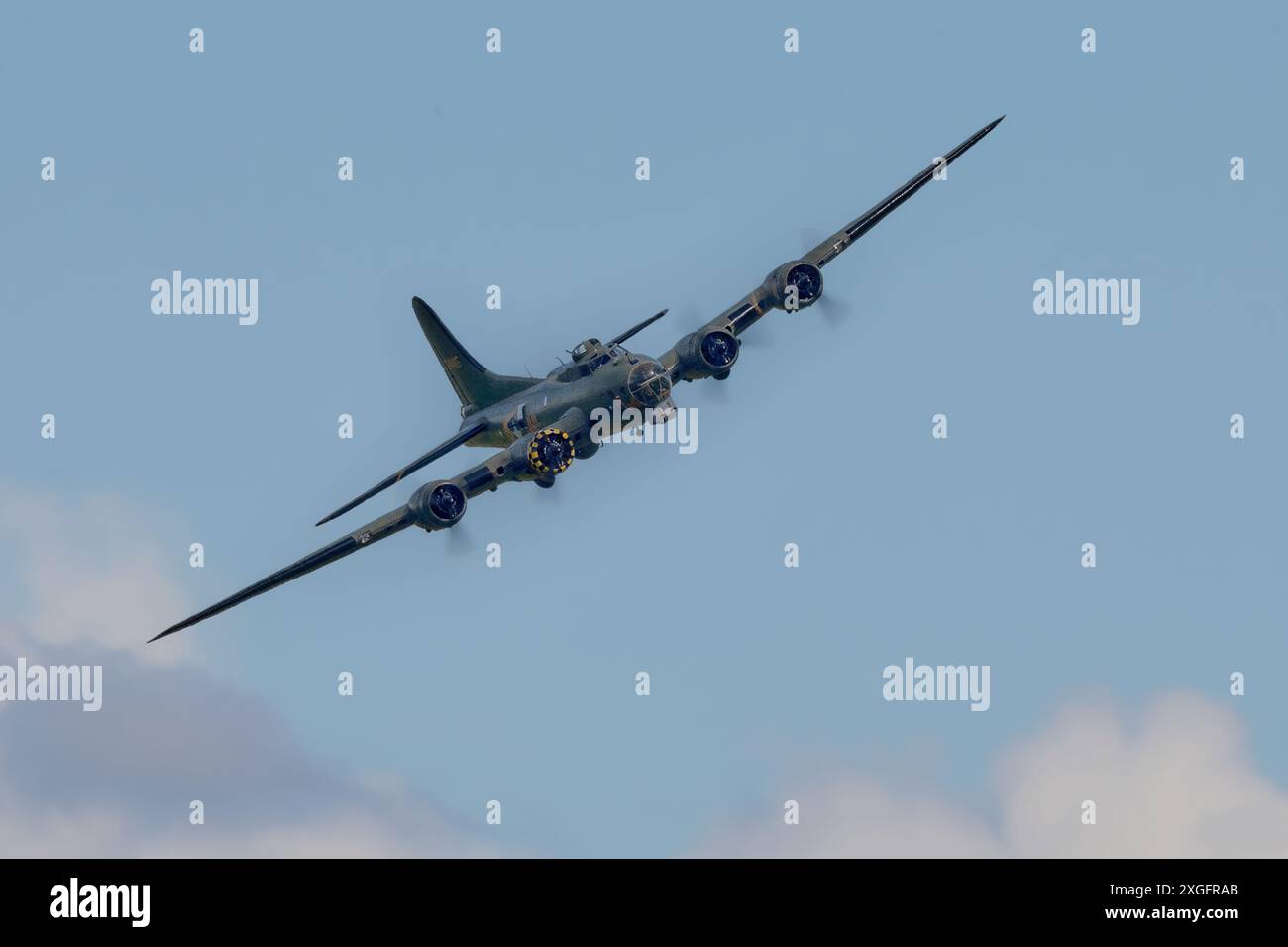 Boeing B17G Flying Fortress - Sally B s'affiche au Headcorn Airshow Banque D'Images