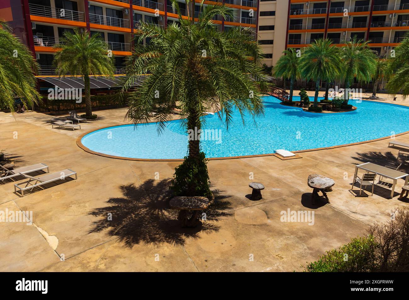 Phuket Thaïlande. Piscine résidentielle avec palmiers et chaises longues autour. Piscine tropicale avec arbres. palmiers pour la piscine. Piscine de Banque D'Images