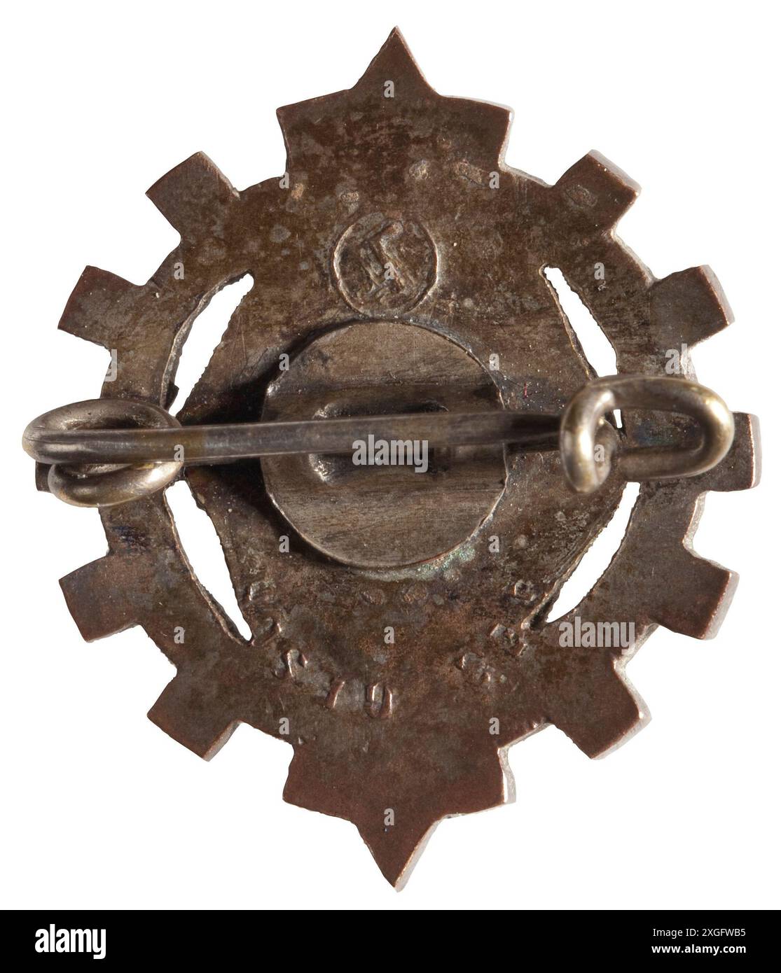 Un badge 1er modèle pour un vainqueur dans le concours des métiers du Reich 1936. Métal non ferreux émaillé, AUTORISATION DU PROPRIÉTAIRE | EDITORIAL-USE-ONLY Banque D'Images