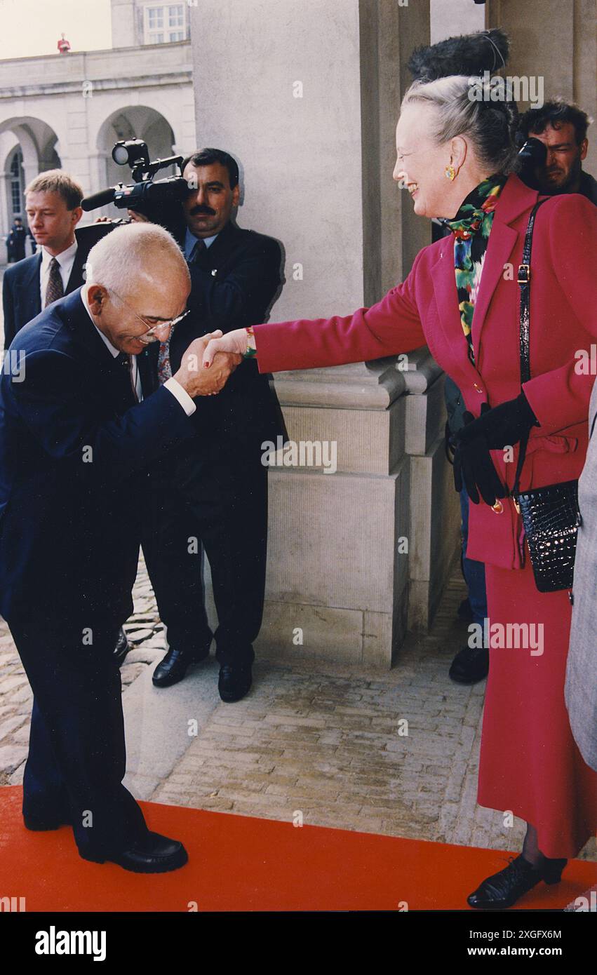 Copenhague /Danemark - 28 avril 1998 .S.M. la Reine Margrethe II de Danemark salue S.M. le roi Husseian de Jordon dans sa visite d'Etat au Royaume du Danemark (photo. Francis Joseph Dean/DeanPictures) Banque D'Images