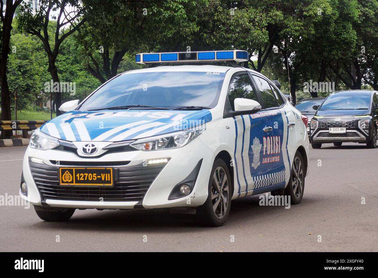 Véhicule de patrouille de la police indonésienne, Toyota Vios, conduisant à TB Simatupang Street, Jakarta, Indonésie Banque D'Images