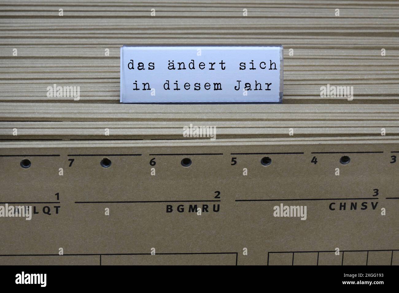 Hängeregister und Änderungen dieses Jahr Hängeregister und Änderungen dieses Jahr, 09.07.2024, Borkwalde, Brandenburg, an einem Hängeregister befindet sich der Schriftzug das ändert sich in diesem Jahr. *** Registre suspendu et changements cette année registre suspendu et changements cette année, 09 07 2024, Borkwalde, Brandebourg, sur un registre suspendu est le lettrage qui change cette année Banque D'Images