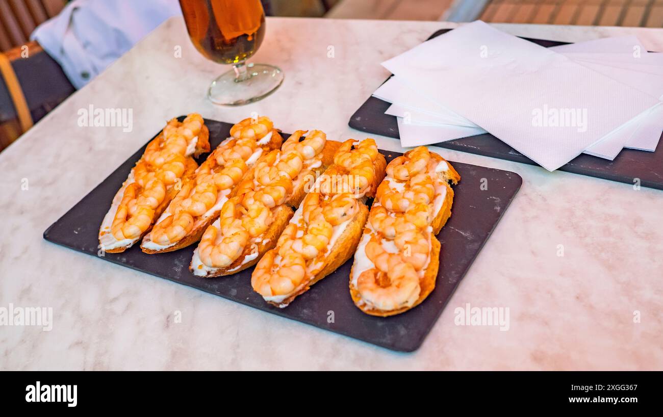 Crevettes grillées Tapa espagnole typique et bières au Restaurant Bar, Espagne, Europe Banque D'Images