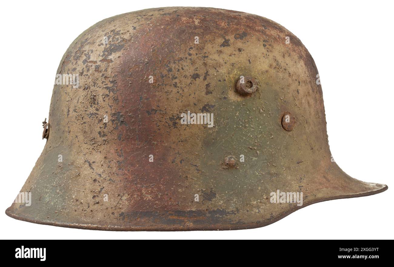 Un casque en acier M 18 pour les membres de la «Volkssturm allemande» le crâne en acier recouvert de pâte de zimmerit, AUTORISATION DE PROPRIÉTÉ | EDITORIAL-USE-ONLY Banque D'Images