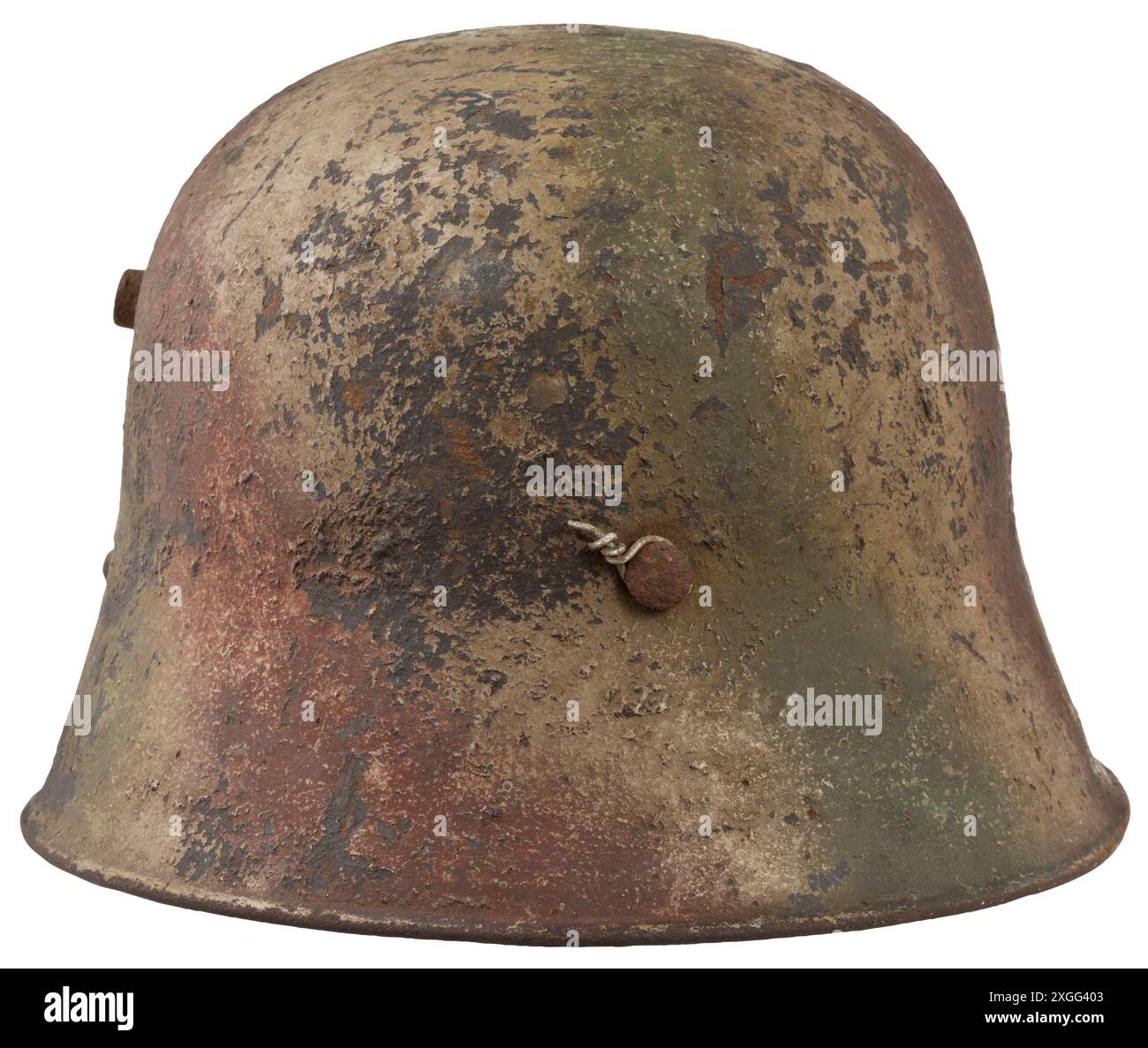 Un casque en acier M 18 pour les membres de la «Volkssturm allemande» le crâne en acier recouvert de pâte de zimmerit, AUTORISATION DE PROPRIÉTÉ | EDITORIAL-USE-ONLY Banque D'Images