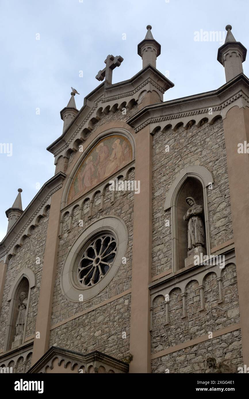 CASTELLETTO di BRENZONE, ITALIE - 14 JUIN 2024 : vue extérieure de l'église San Carlo Borromeo (Chiesa di San Carlo Borromeo) Banque D'Images