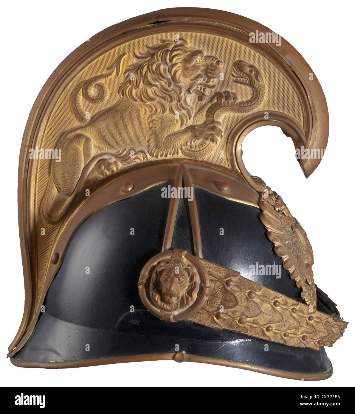 Un casque d'officier dragonne autrichien M 1905, corps en métal laqué noir avec garniture dorée, lion doré et peigne serpent, AUTORISATION DU PROPRIÉTAIRE Banque D'Images