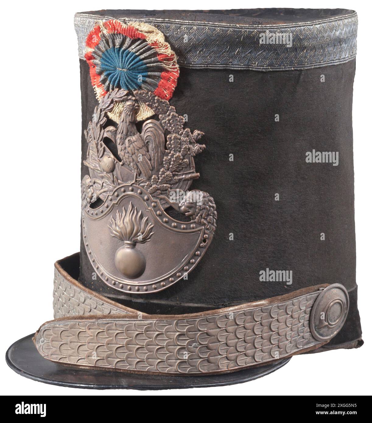 Un shako d'officier de grenadier français de 1830, corps en cuir noir et visière avant avec dessous peint en vert, AUTORISATION DU PROPRIÉTAIRE Banque D'Images