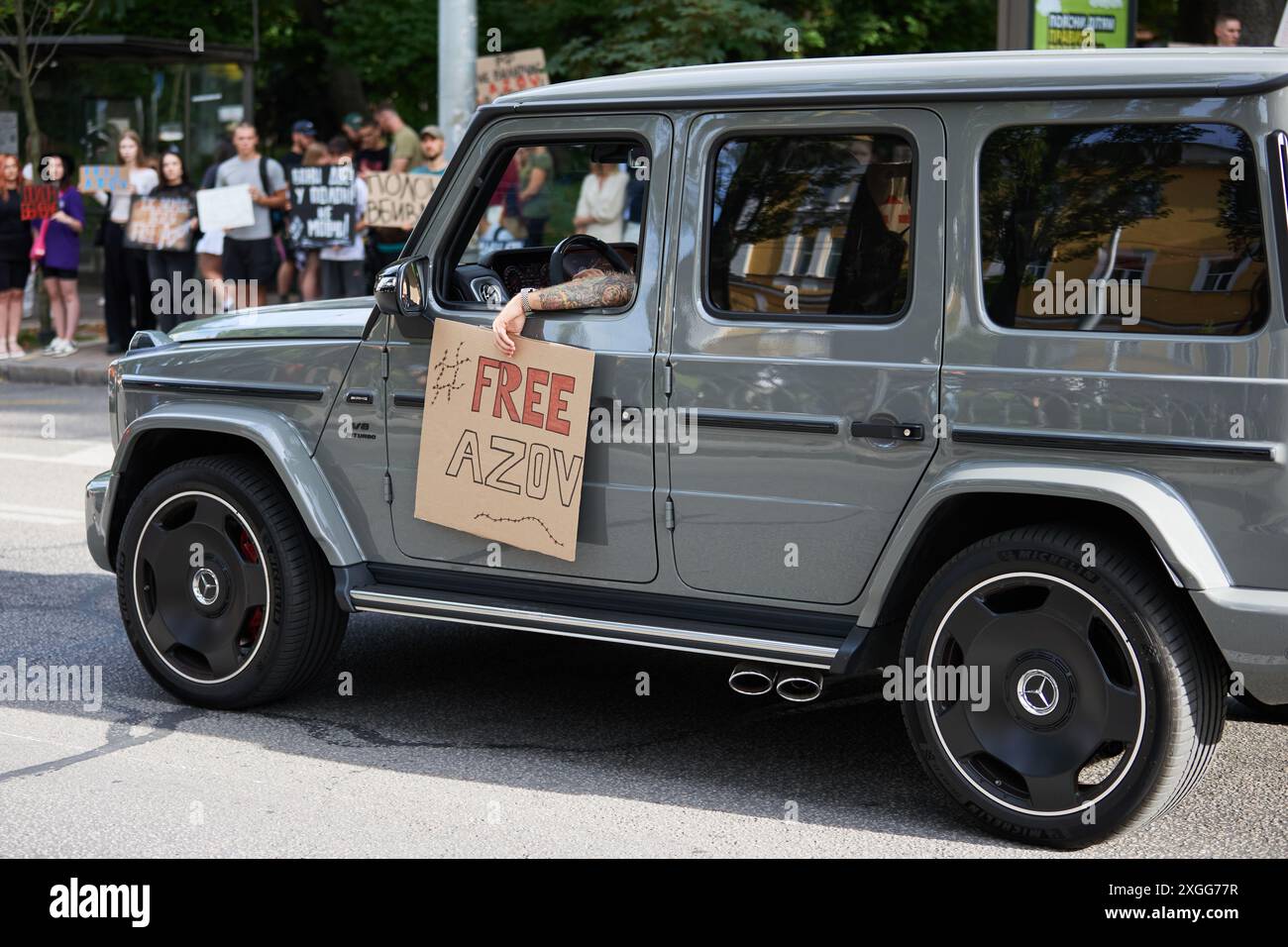 Activiste monte dans un wagon Mercedes G avec un panneau 'Free Azov' à Kiev - 7 juillet,2024 Banque D'Images