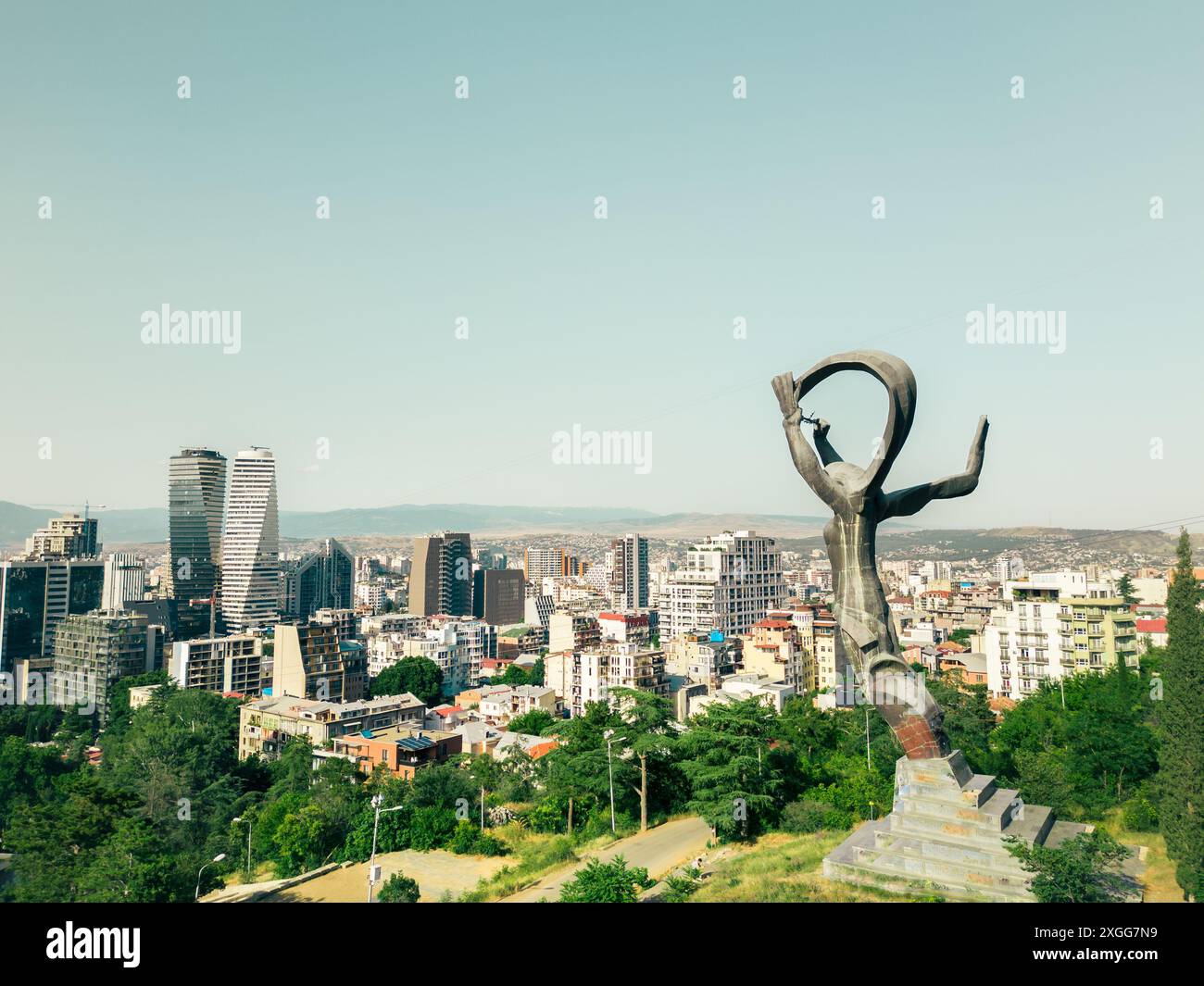 Tbilissi, Géorgie - 4 juillet 2024 : vue aérienne Statue de la victoire et district de Vake. Tours de l'axe et propriétés de la ville et bâtiments d'affaires. Capitale de Banque D'Images