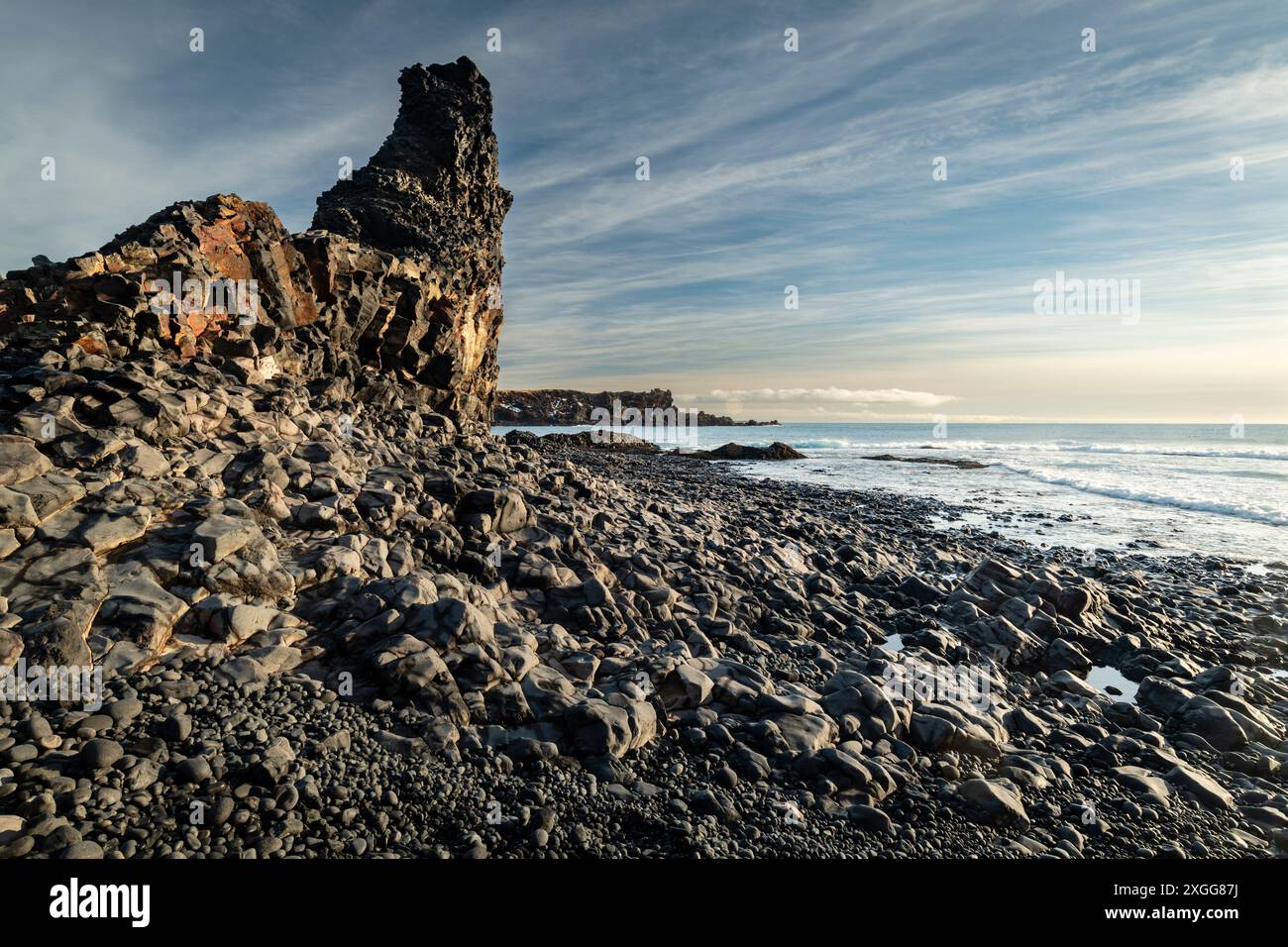 Falaise de mer et formations rocheuses sur la plage de Djupalonssandur, Islande, régions polaires Banque D'Images