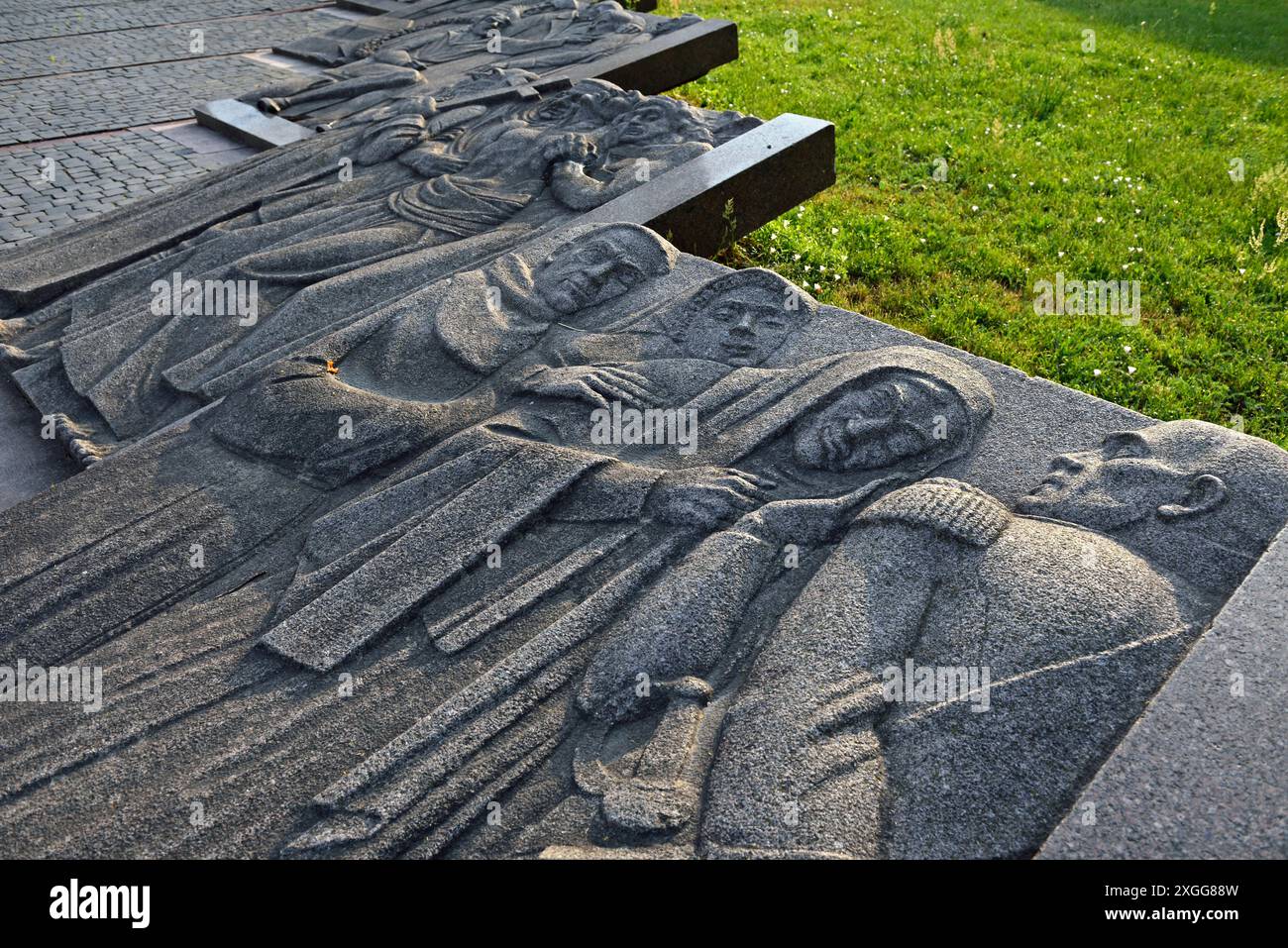 Bas-reliefs représentant des scènes de l'œuvre de Mickiewicz Dziady, à côté du monument Adam Mickiewicz à proximité de l'église Sainte-Anne et du Bernard Banque D'Images