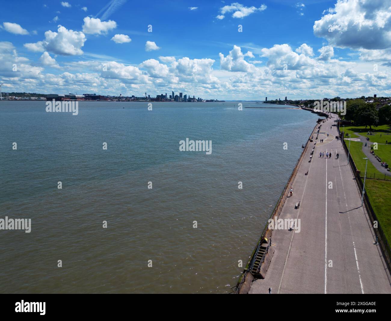 Vue aérienne vers le haut de la rivière Mersey en direction de Liverpool depuis la promenade de New Brighton. Banque D'Images