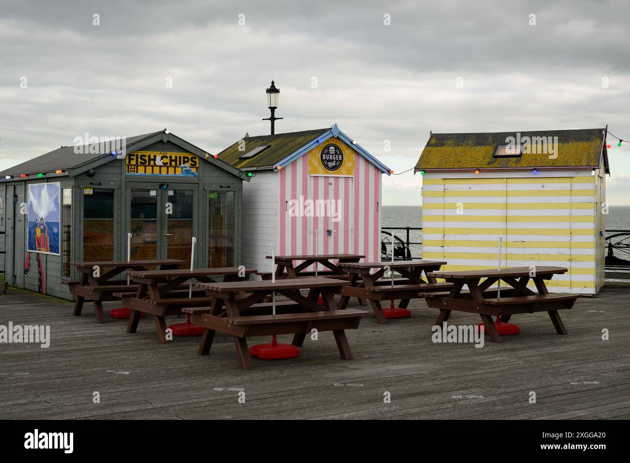 16 février 2024 : stands de nourriture déserts de cabane de plage sur Southend Pier un jour d'hiver. Banque D'Images