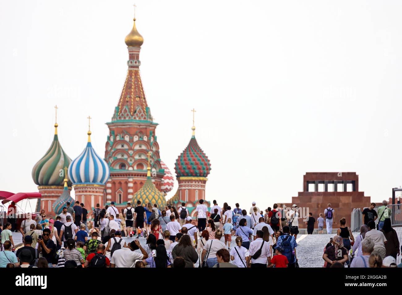 Les gens marchent sur la place Rouge à Moscou sur fond de la cathédrale de Basile en été Banque D'Images