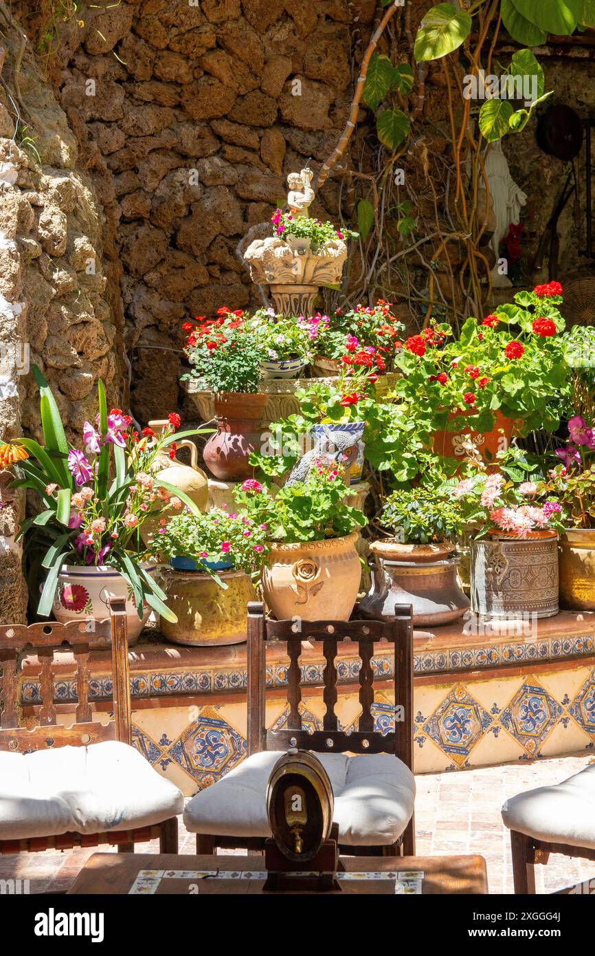 TORREMOLINOS, ESPAGNE, Andalousie 21 mai 2019. Beau patio andalou avec puits d'eau pots de fleurs et plantes. La plupart du patio aussi des images religieuses de Banque D'Images