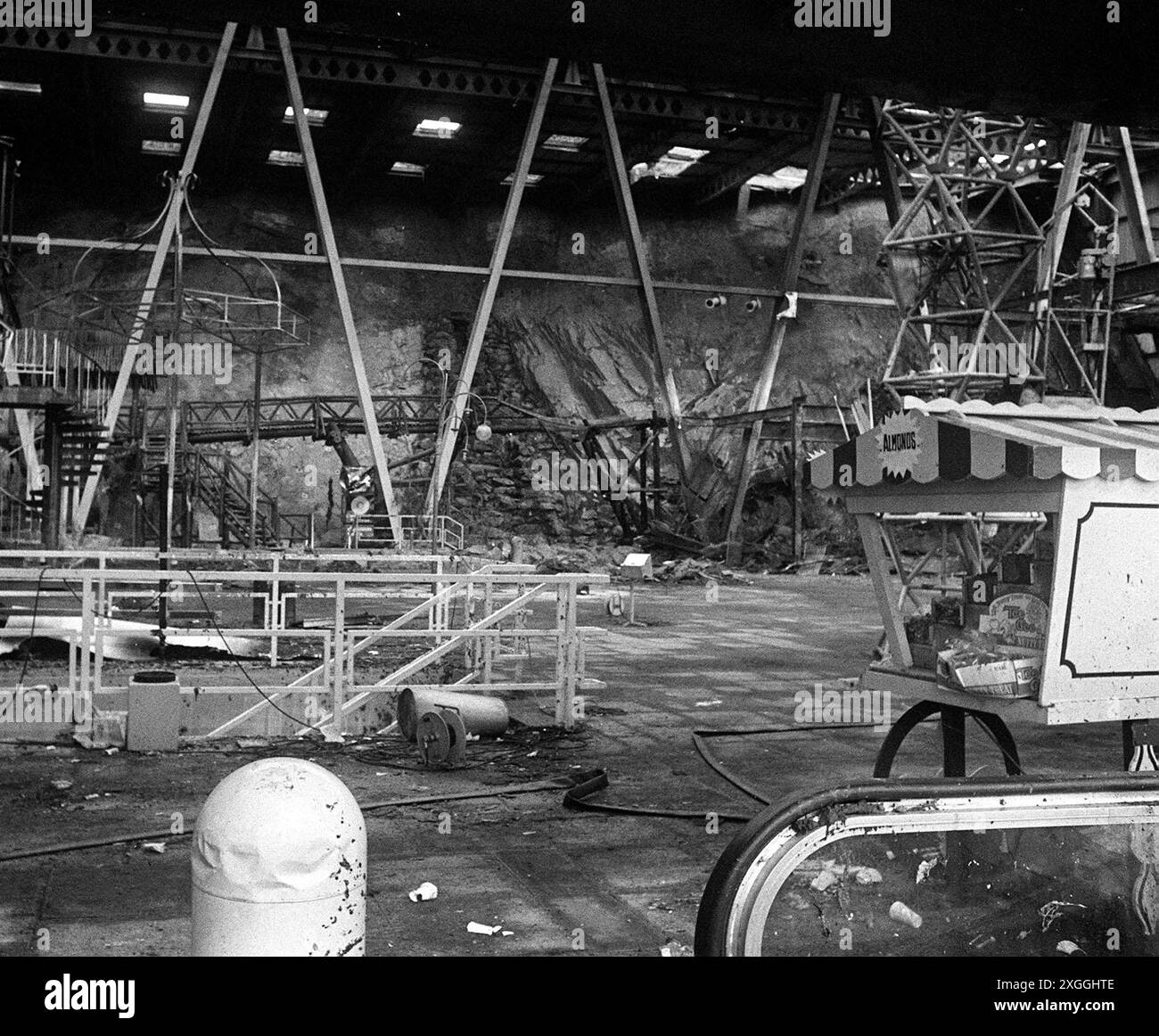 Photo du dossier datée du 04/09/73 de l'épave à l'intérieur du complexe de vacances Summerland qui a pris feu à Douglas, île de Man. L'incendie du complexe de vacances a tué 50 personnes, dont 11 enfants. Plus de 100 personnes ont été blessées. La militante Tina Brennan et un groupe de survivants et de membres de leur famille ont mené une campagne pour annuler les verdicts d'enquête de ceux qui sont morts après qu'ils ont été jugés comme étant une mésaventure. Date d'émission : mardi 9 juillet 2024. Banque D'Images