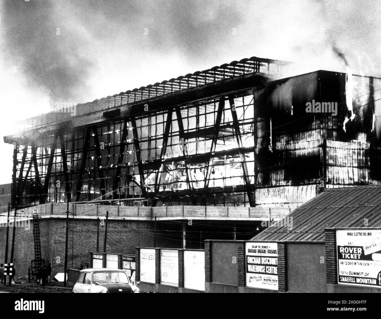 Photo du dossier datée du 03/08/73 du centre de divertissement Summerland à Douglas, Île de Man, lors de l'incendie. L'incendie du complexe de vacances a tué 50 personnes, dont 11 enfants. Plus de 100 personnes ont été blessées. La militante Tina Brennan et un groupe de survivants et de membres de leur famille ont mené une campagne pour annuler les verdicts d'enquête de ceux qui sont morts après qu'ils ont été jugés comme étant une mésaventure. Date d'émission : mardi 9 juillet 2024. Banque D'Images