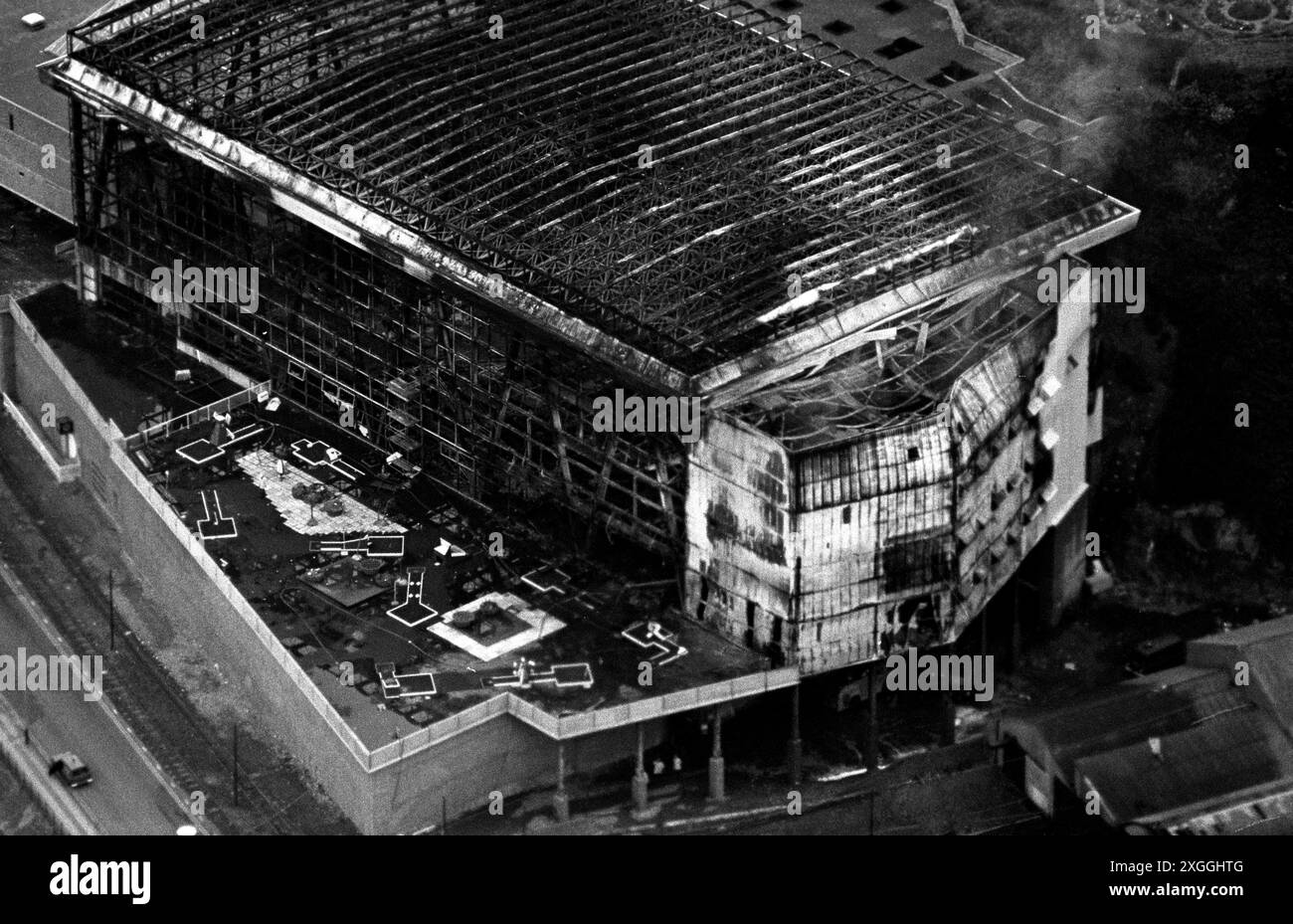 Photo du dossier datée du 03/08/73 du cadre noirci du centre de divertissement Summerland à Douglas, Île de Man. L'incendie du complexe de vacances a tué 50 personnes, dont 11 enfants. Plus de 100 personnes ont été blessées. La militante Tina Brennan et un groupe de survivants et de membres de leur famille ont mené une campagne pour annuler les verdicts d'enquête de ceux qui sont morts après qu'ils ont été jugés comme étant une mésaventure. Date d'émission : mardi 9 juillet 2024. Banque D'Images