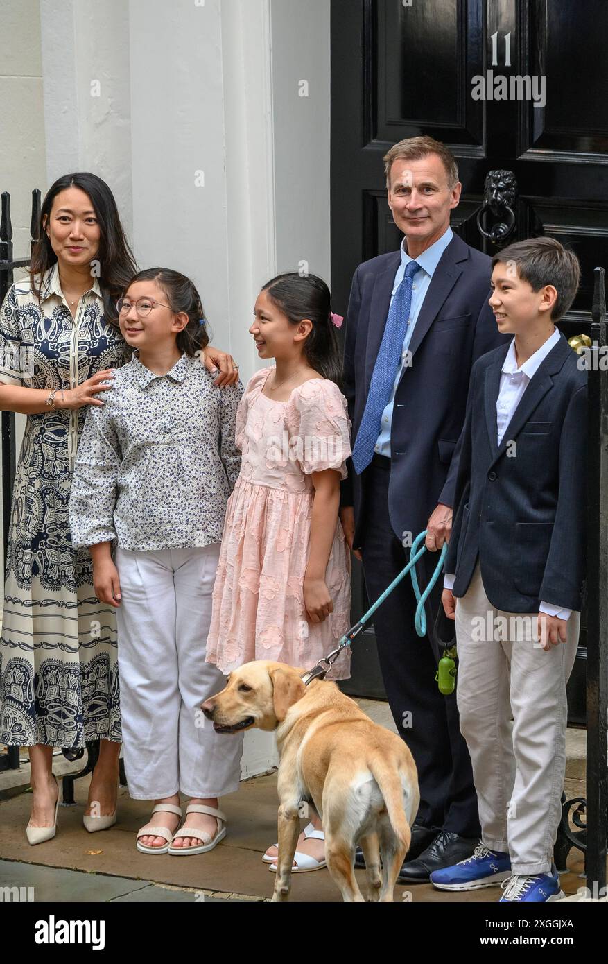 Jeremy Hunt MP (Con : South West Surry) Chancelier de l'Échiquier quittant le 11 Downing Street avec sa famille le lendemain de la victoire du Labour au général Banque D'Images