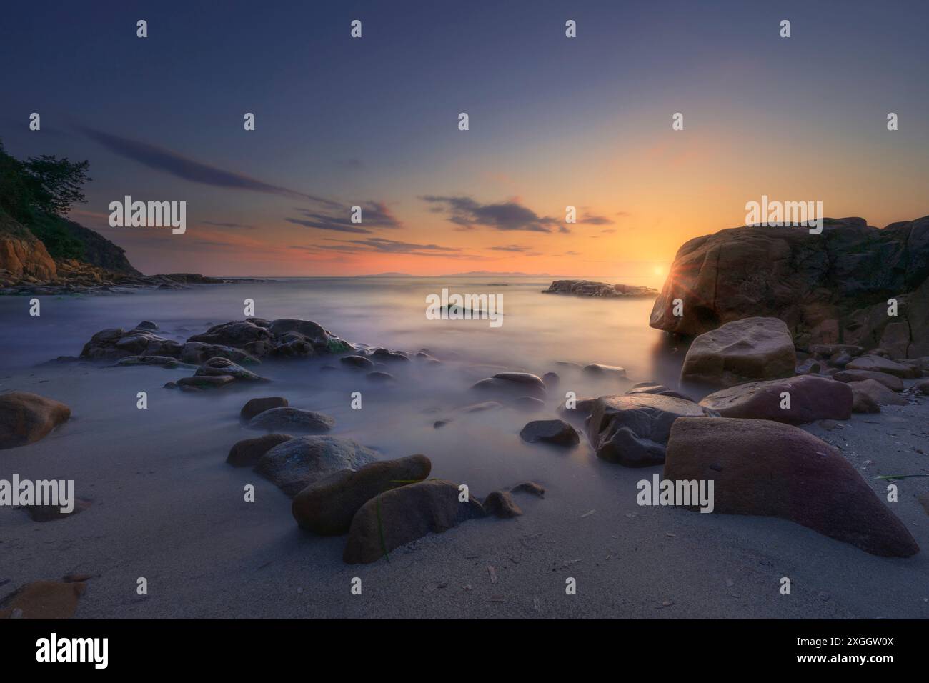 Plage de Cala Violina en Maremme au coucher du soleil, Toscane.Destination voyage en Méditerranée.Italie, Europe.Exposition longue durée Banque D'Images