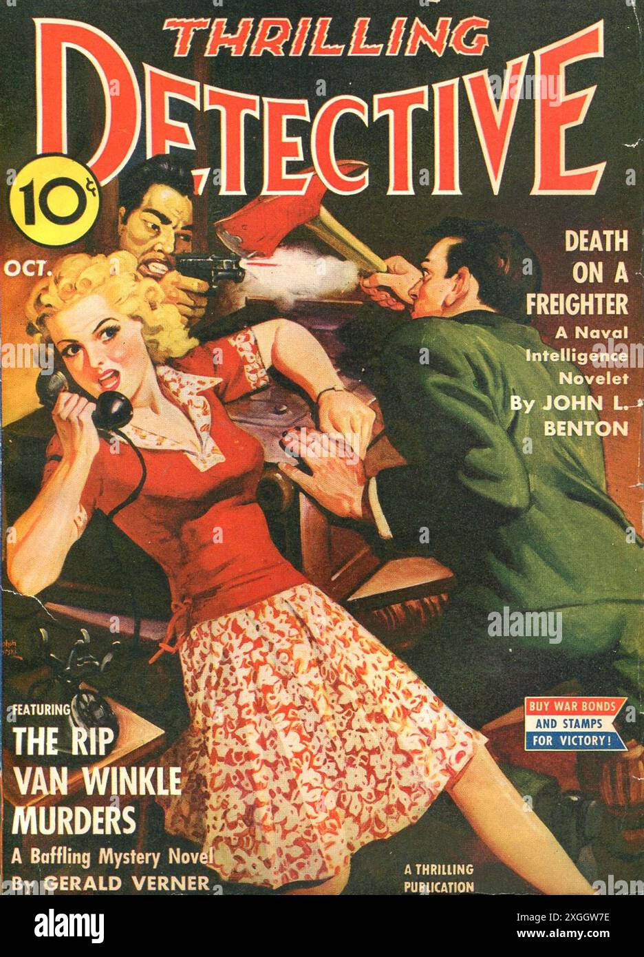 Palpitant Detective Story Pulp magazine d'Amérique, années 1940, occupé et actif illustration de manche lurid de deux hommes se battant avec une femme blonde glamour au téléphone. Inclut le graphique acheter des obligations de guerre de 1942. Banque D'Images