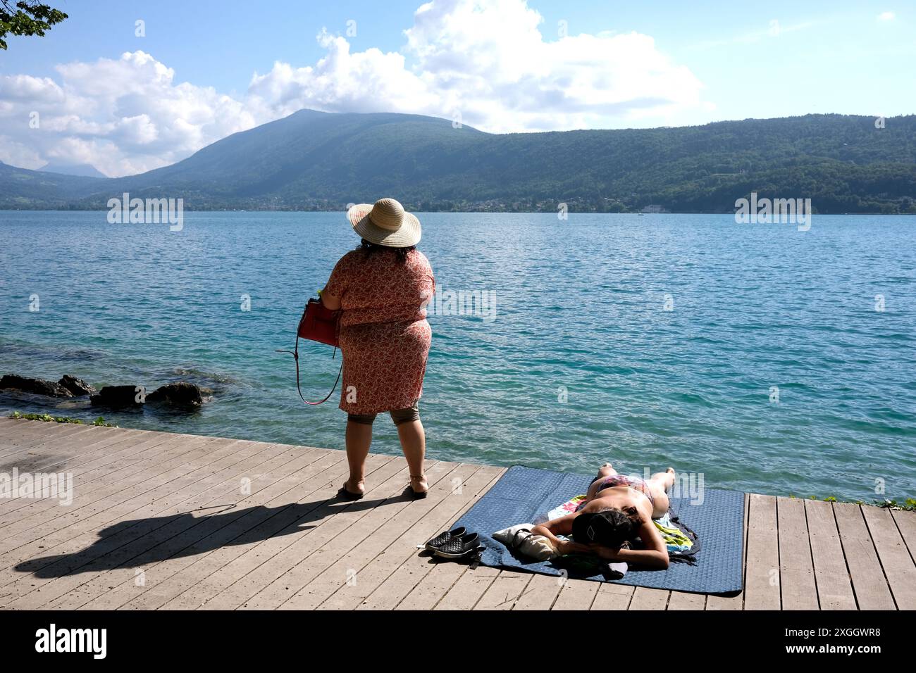 Lac d'Annecy, France, Europe. Touristes et bains de soleil Banque D'Images