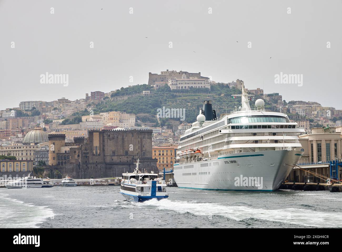 Le port de Naples depuis la mer Banque D'Images
