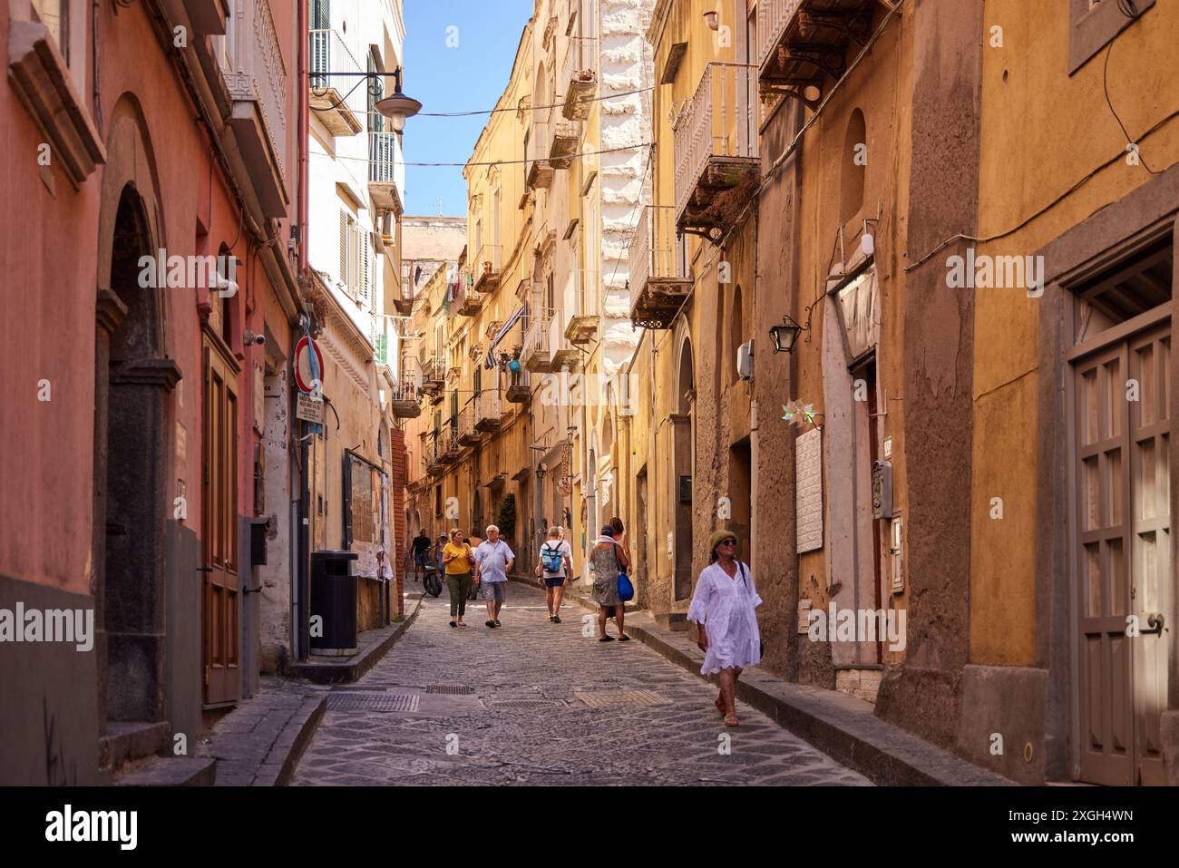 Procida est une île charmante dans la baie de Naples, en Italie, connue pour ses maisons vibrantes aux couleurs pastel et ses ports pittoresques. Banque D'Images