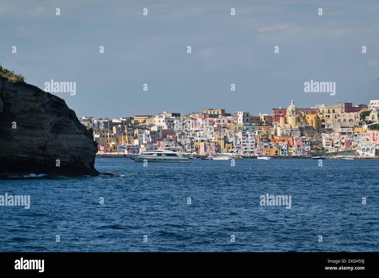 Procida est une île charmante dans la baie de Naples, en Italie, connue pour ses maisons vibrantes aux couleurs pastel et ses ports pittoresques. Banque D'Images