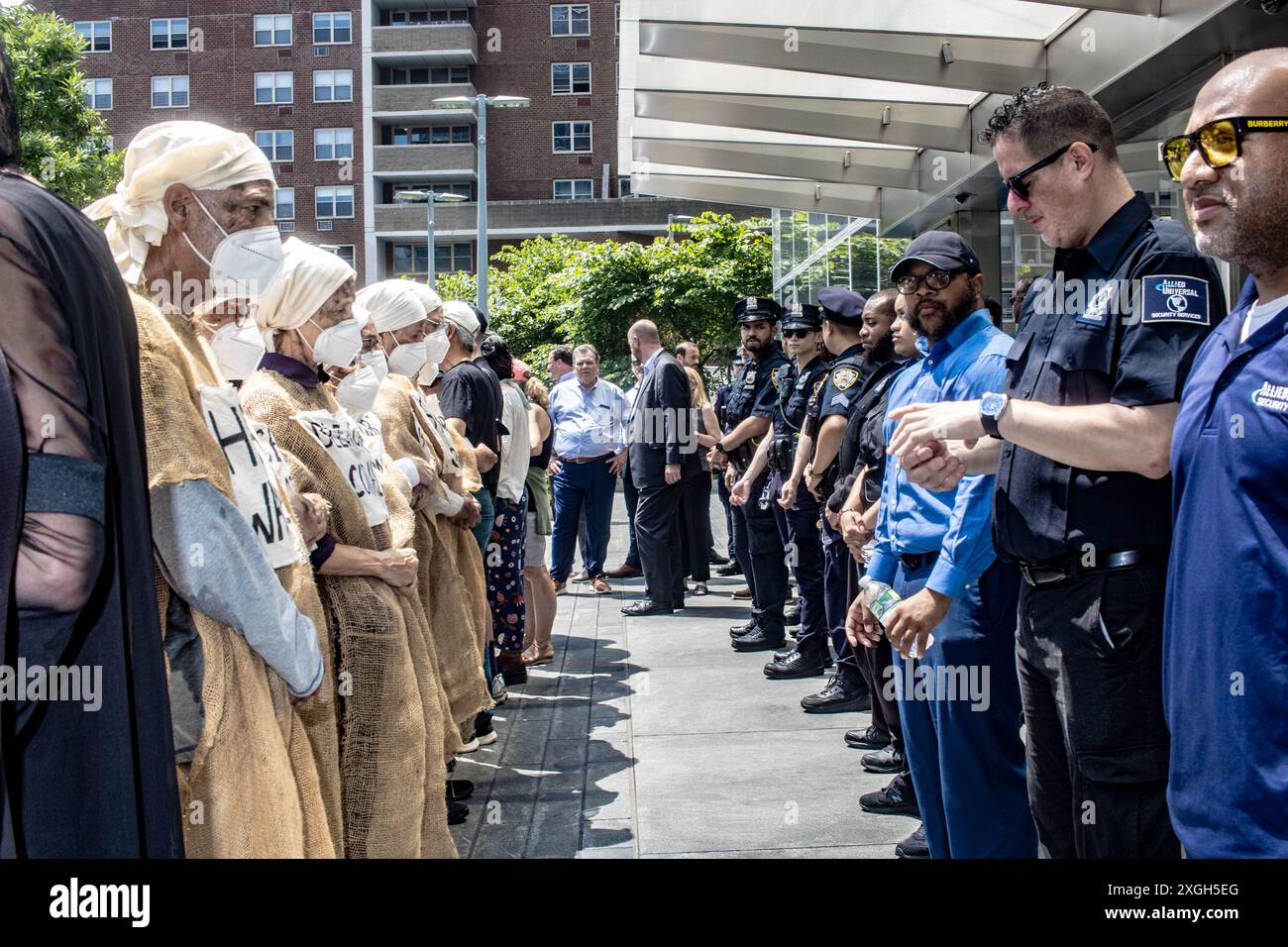 Les manifestants contre le changement climatique se préparent à être arrêtés par le NYPD devant le siège de Citi à New York, NY, le 8 juillet 2024. Les manifestants ont proclamé un « été de chaleur » et ciblent les propriétaires de Citibank dans Citygroup en raison de leur financement de l'expansion des combustibles fossiles. (Photo de Jonathan Fernandes/Sipa USA) Banque D'Images