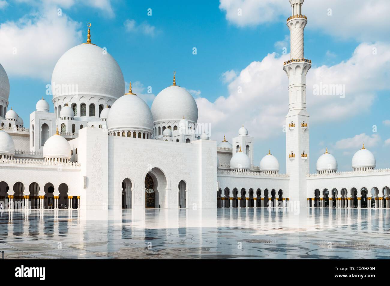 Abu Dhabi, eau - 4 janvier 2024 : vue sereine de la Grande Mosquée Sheikh Zayed. Banque D'Images