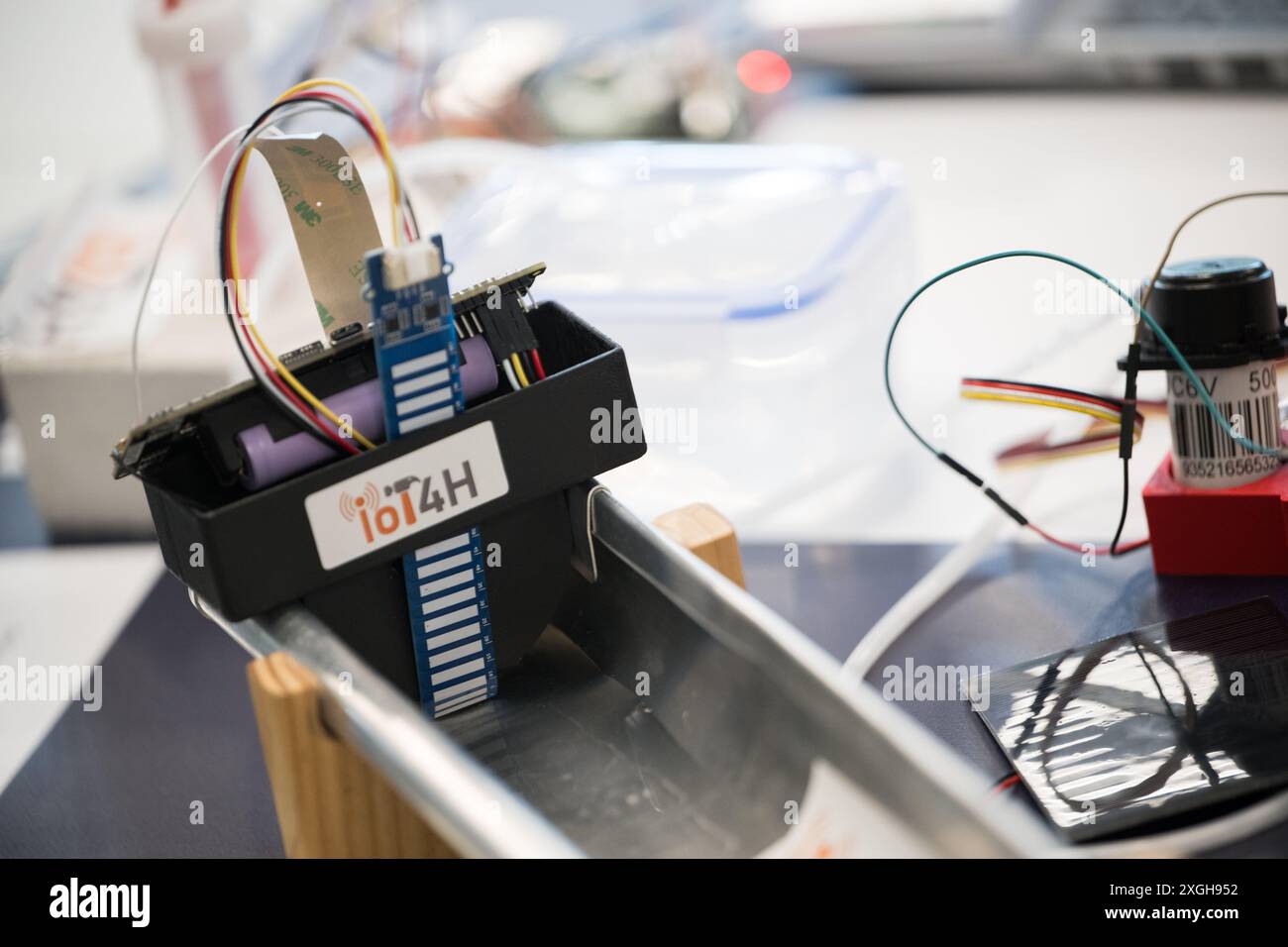 Coblence, Allemagne. 09 juillet 2024. Un capteur de Roof radar, un système de surveillance du niveau d'eau dans les gouttières, est exposé au Mittelstand-Digital Zentrum Handwerk lors d'un hackathon organisé par le secteur de l'artisanat lors du voyage d'été du ministre fédéral de l'économie Habeck. Crédit : Sebastian Christoph Gollnow/dpa/Alamy Live News Banque D'Images